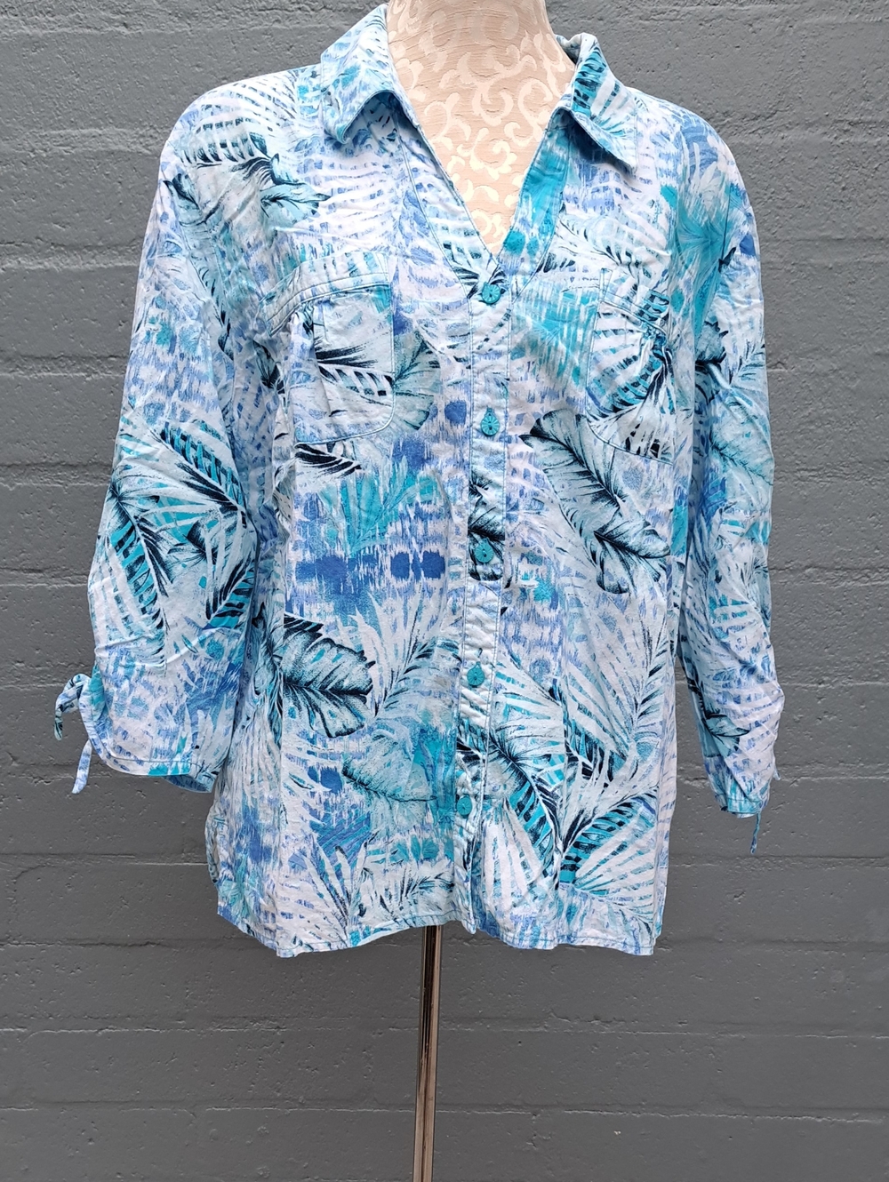 Gloria Vanderbilt Blue & White Tropical Leaf Button-Down Shirt